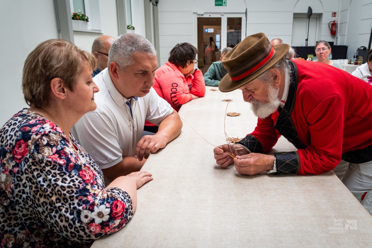 Warsztaty plecionkarskie w Muzeum Kultury Kurpiowskiej [15.06.2025] - zdjęcie #7 - eOstroleka.pl