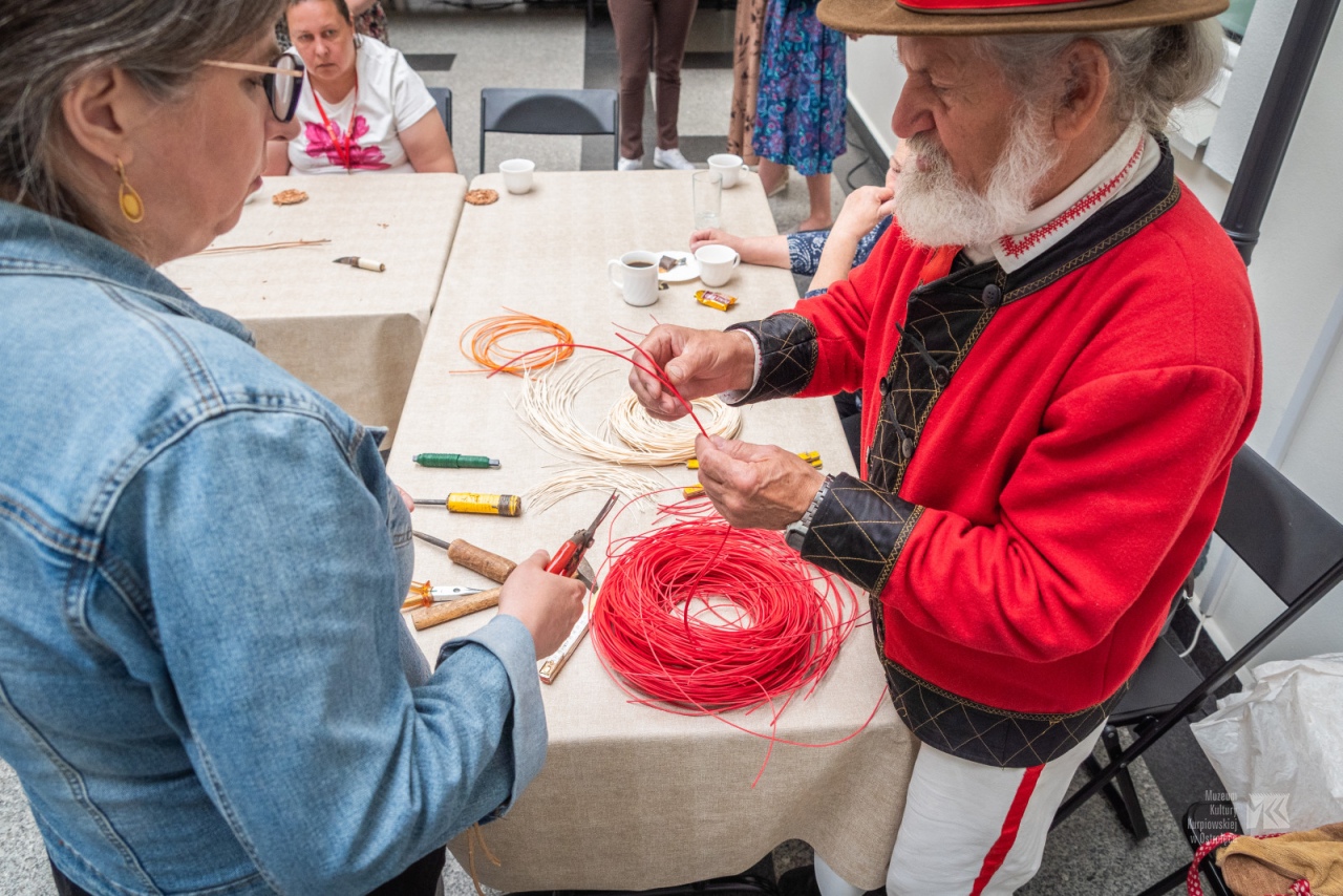 Warsztaty plecionkarskie w Muzeum Kultury Kurpiowskiej [15.06.2025] - zdjęcie #6 - eOstroleka.pl