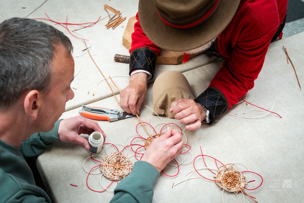 Warsztaty plecionkarskie w Muzeum Kultury Kurpiowskiej [15.06.2025] - zdjęcie #5 - eOstroleka.pl