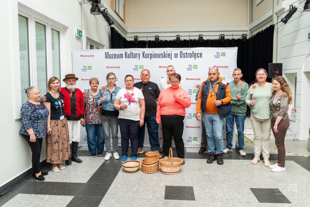 Warsztaty plecionkarskie w Muzeum Kultury Kurpiowskiej [15.06.2025] - zdjęcie #4 - eOstroleka.pl