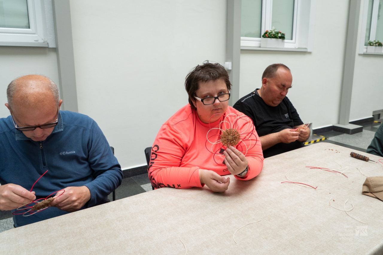 Warsztaty plecionkarskie w Muzeum Kultury Kurpiowskiej [15.06.2025] - zdjęcie #3 - eOstroleka.pl