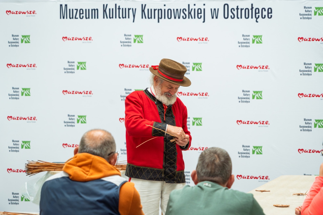 Warsztaty plecionkarskie w Muzeum Kultury Kurpiowskiej [15.06.2025] - zdjęcie #2 - eOstroleka.pl