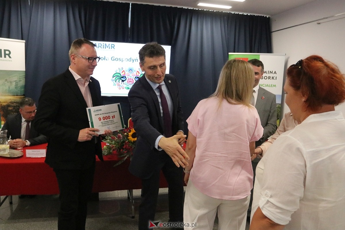 Wręczenie czeków z podziękowaniem dla KGW [16.06.2025] - zdjęcie #47 - eOstroleka.pl