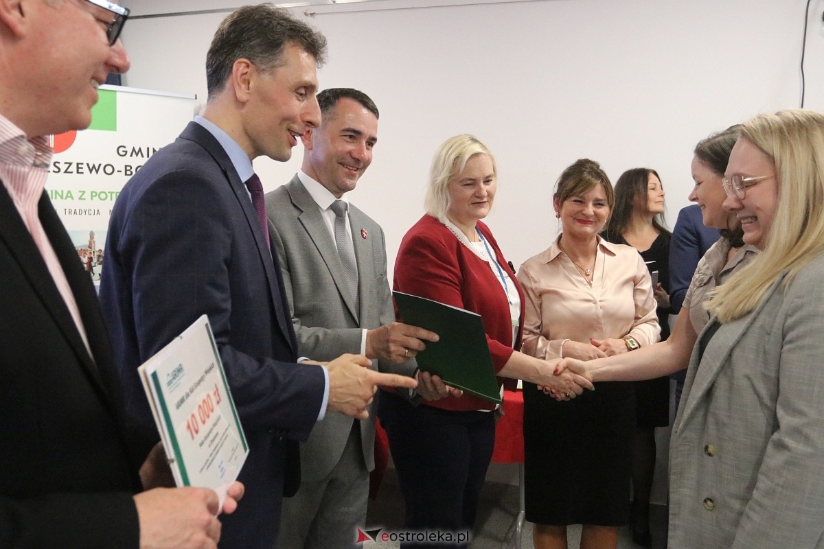 Wręczenie czeków z podziękowaniem dla KGW [16.06.2025] - zdjęcie #39 - eOstroleka.pl