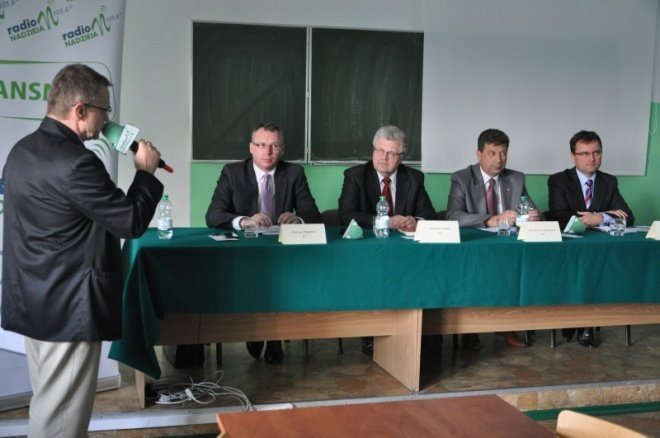 Debata kandydatów do parlamentu: Okres kampanii wyborczej, to nie jest dobry okres do mówienia prawdy (4.X.2011) - zdjęcie #1 - eOstroleka.pl
