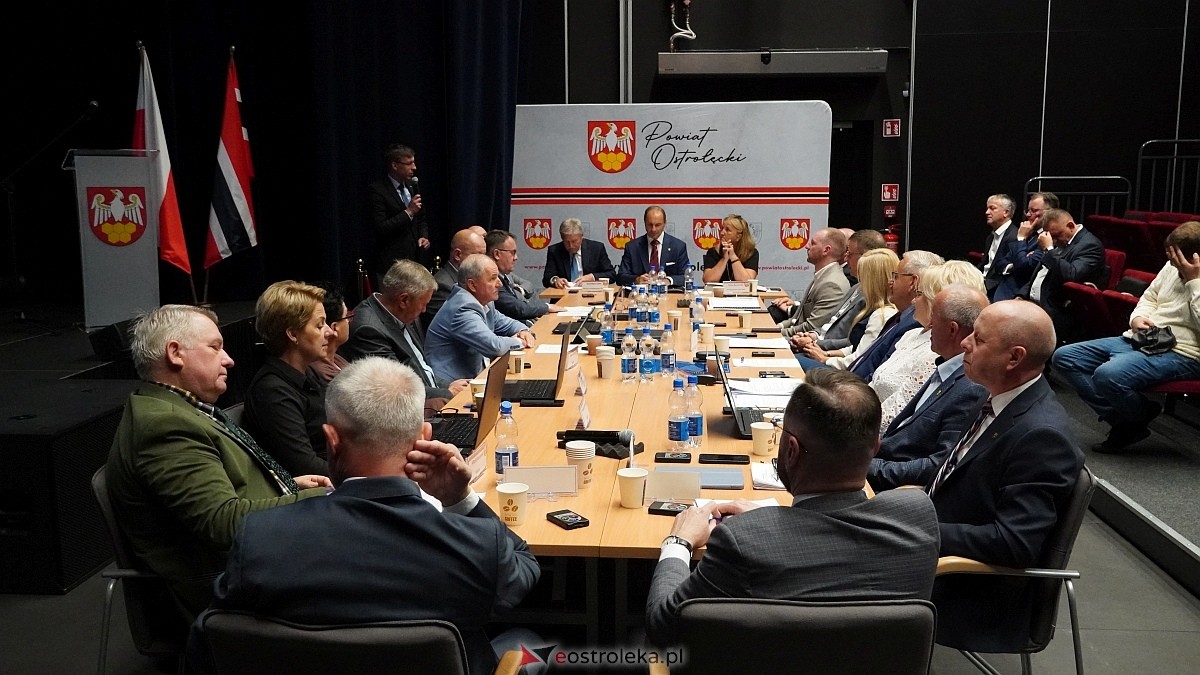 XVI sesja Rady Powiatu w Ostrołęce [17.06.2025] - zdjęcie #36 - eOstroleka.pl