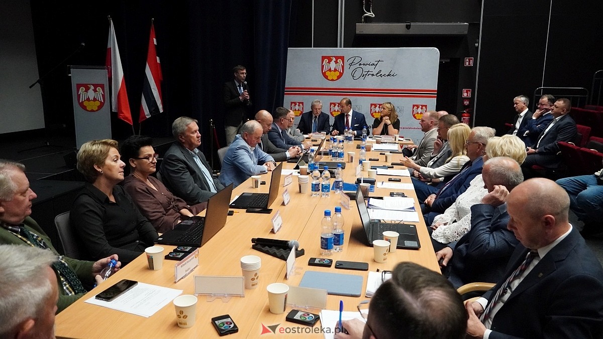 XVI sesja Rady Powiatu w Ostrołęce [17.06.2025] - zdjęcie #32 - eOstroleka.pl