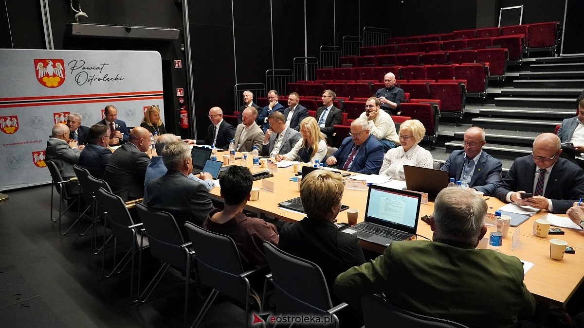 XVI sesja Rady Powiatu w Ostrołęce [17.06.2025] - zdjęcie #8 - eOstroleka.pl