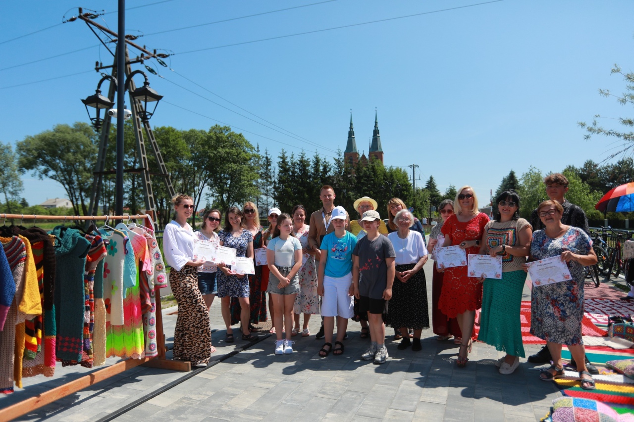 Światowy Dzień Dziergania w Miejscach Publicznych [17.06.2025] - zdjęcie #12 - eOstroleka.pl