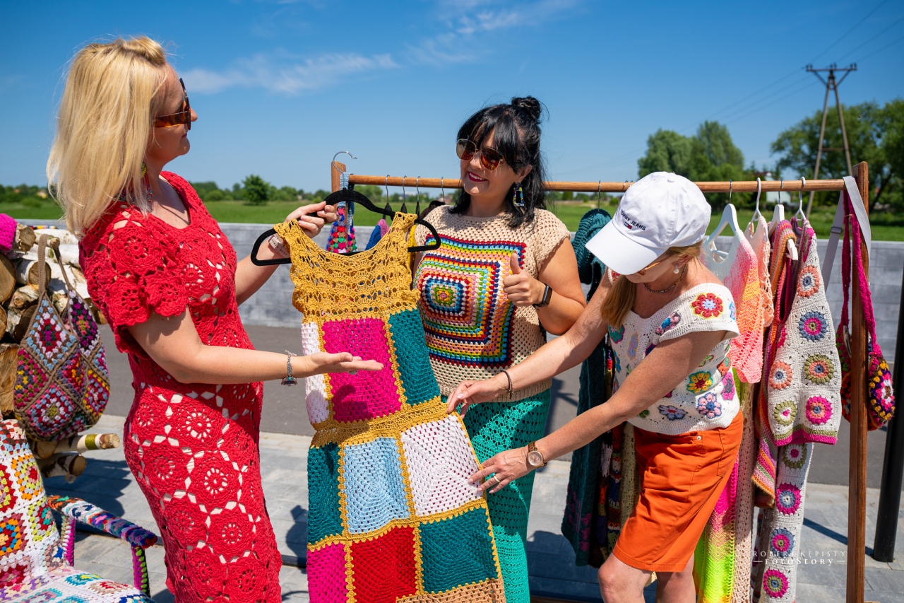 Światowy Dzień Dziergania w Miejscach Publicznych [17.06.2025] - zdjęcie #11 - eOstroleka.pl
