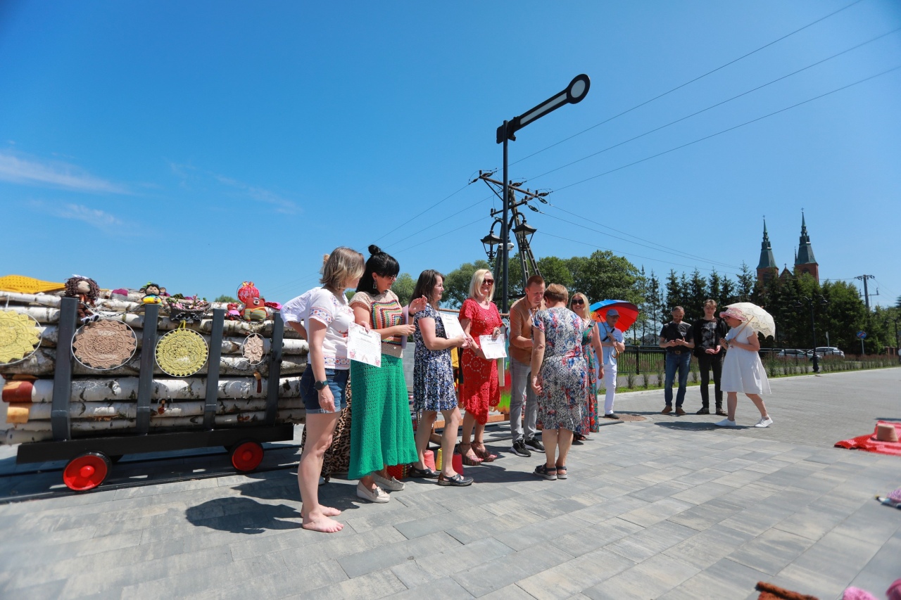 Światowy Dzień Dziergania w Miejscach Publicznych [17.06.2025] - zdjęcie #2 - eOstroleka.pl