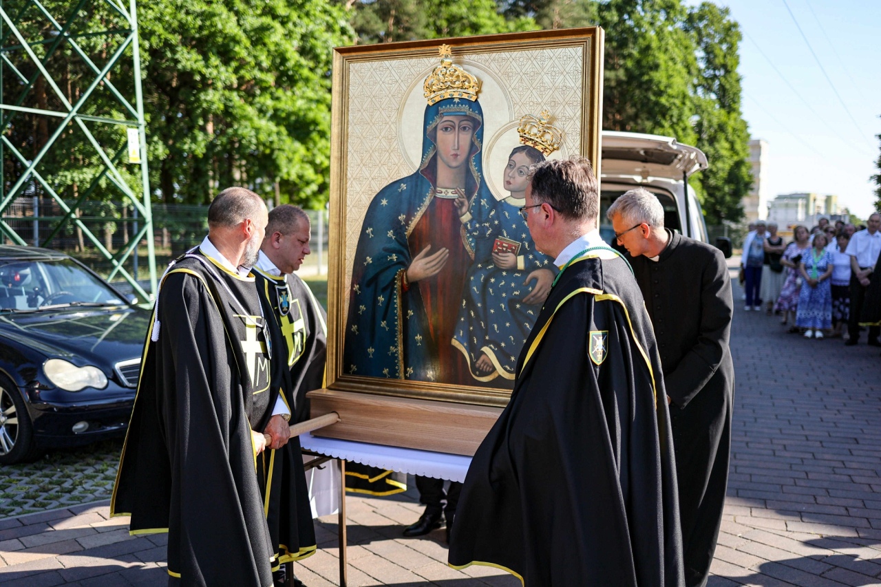 Peregrynacja Matki Bożej u św. Franciszka z Asyżu [17.06.2025] - zdjęcie #14 - eOstroleka.pl