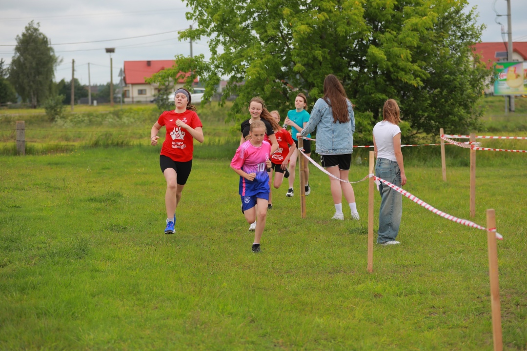 IV Gminna Olimpiada w Biegach Przełajowych w Borawem [17.06.2025] - zdjęcie #53 - eOstroleka.pl