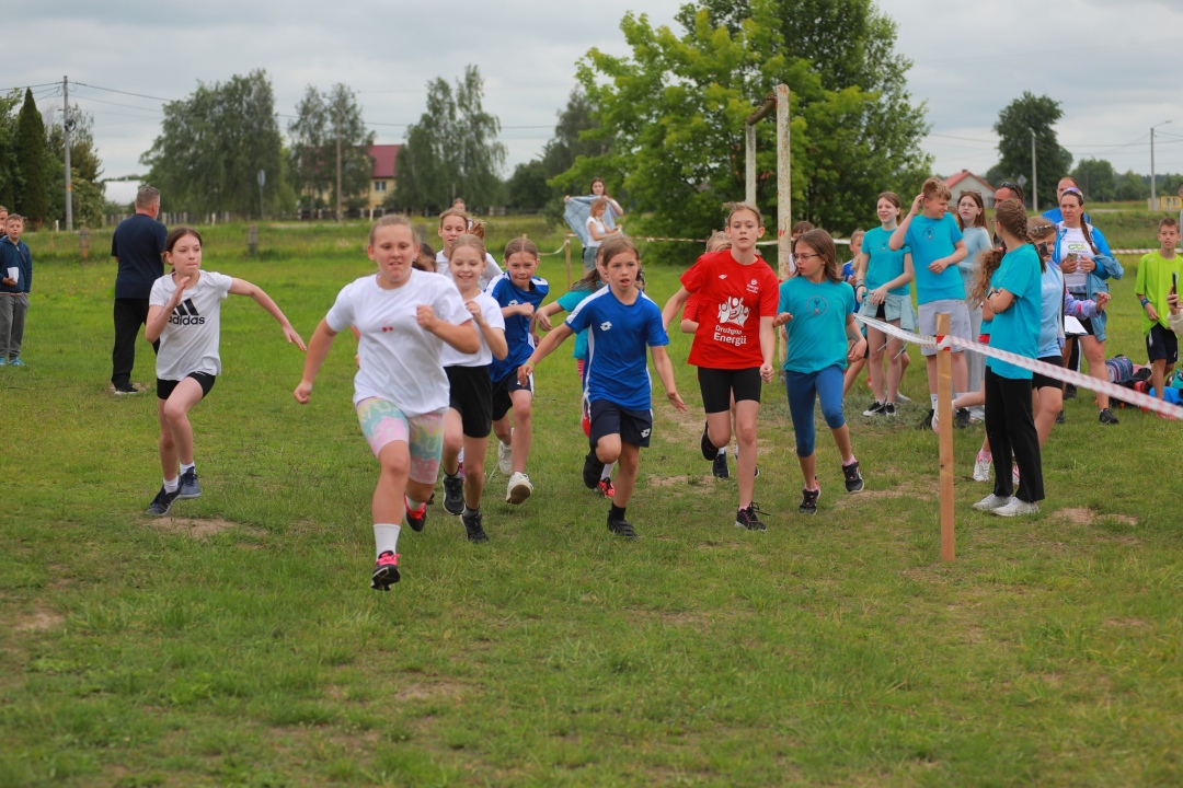 IV Gminna Olimpiada w Biegach Przełajowych w Borawem [17.06.2025] - zdjęcie #51 - eOstroleka.pl