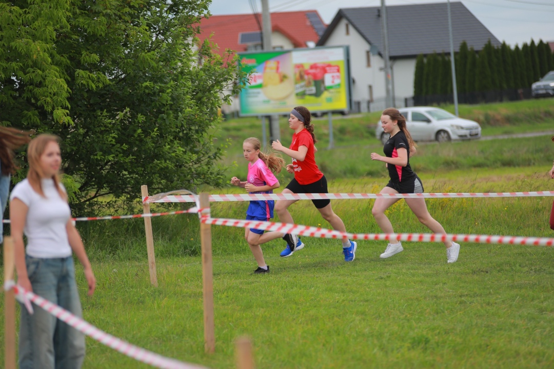 IV Gminna Olimpiada w Biegach Przełajowych w Borawem [17.06.2025] - zdjęcie #17 - eOstroleka.pl