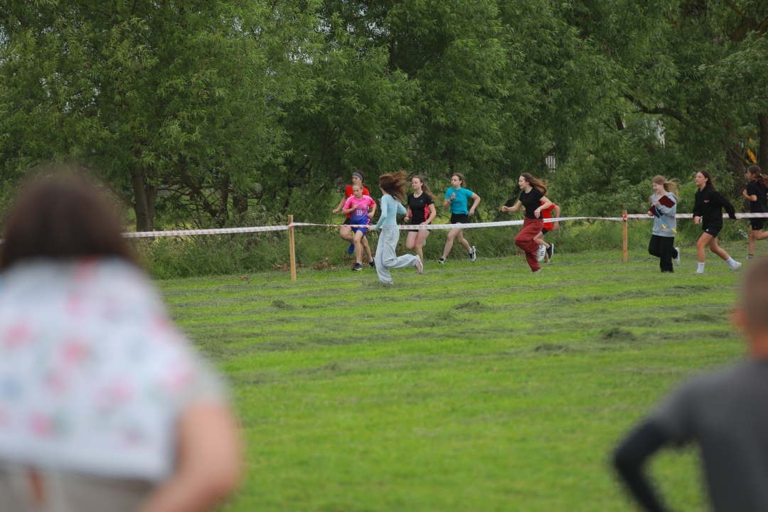 IV Gminna Olimpiada w Biegach Przełajowych w Borawem [17.06.2025] - zdjęcie #14 - eOstroleka.pl