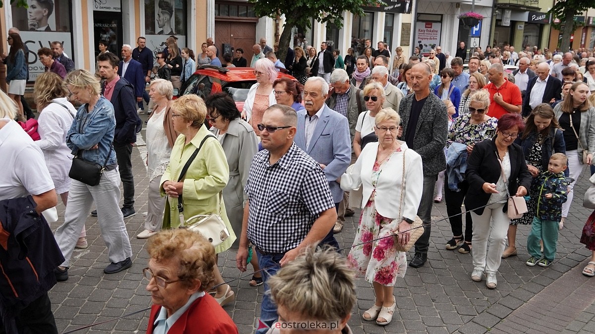Procesja Bożego Ciała w sanktuarium pw. św. Antoniego Padewskiego [19.06.2025] - zdjęcie #213 - eOstroleka.pl