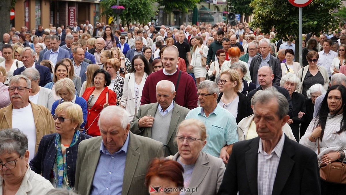 Procesja Bożego Ciała w sanktuarium pw. św. Antoniego Padewskiego [19.06.2025] - zdjęcie #211 - eOstroleka.pl