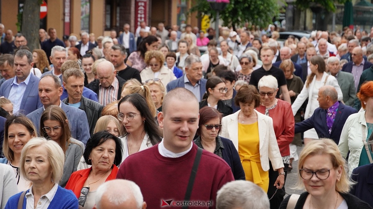 Procesja Bożego Ciała w sanktuarium pw. św. Antoniego Padewskiego [19.06.2025] - zdjęcie #207 - eOstroleka.pl
