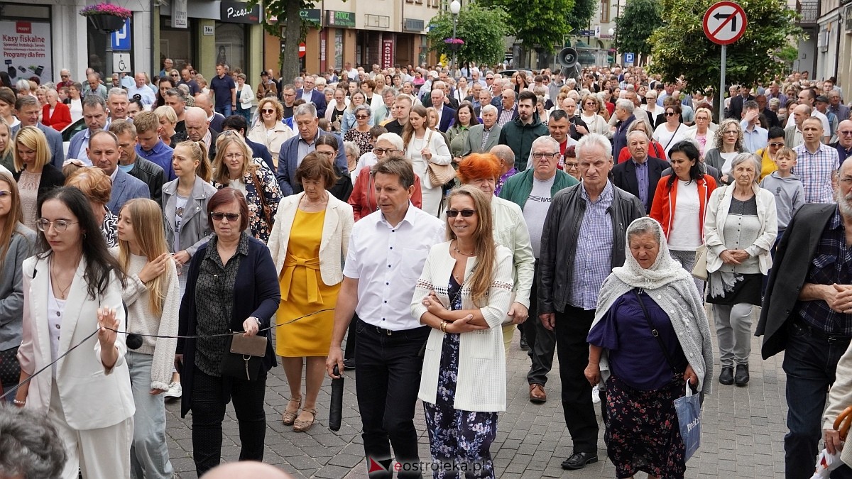 Procesja Bożego Ciała w sanktuarium pw. św. Antoniego Padewskiego [19.06.2025] - zdjęcie #199 - eOstroleka.pl