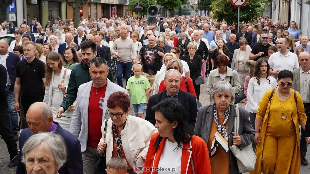 Procesja Bożego Ciała w sanktuarium pw. św. Antoniego Padewskiego [19.06.2025] - zdjęcie #190 - eOstroleka.pl