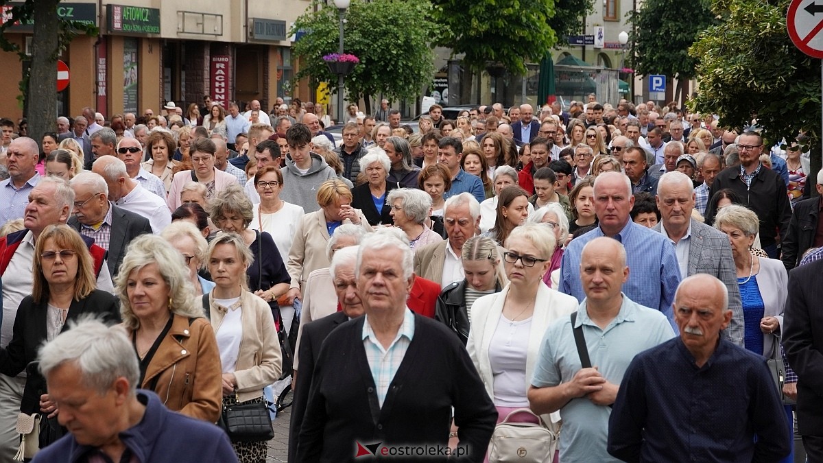 Procesja Bożego Ciała w sanktuarium pw. św. Antoniego Padewskiego [19.06.2025] - zdjęcie #181 - eOstroleka.pl