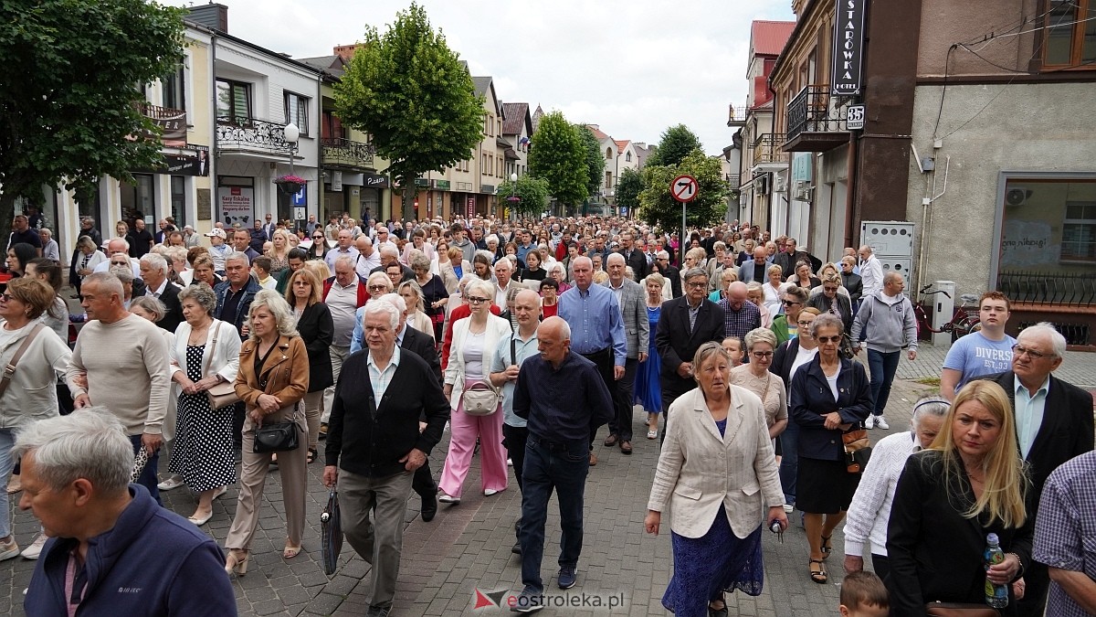 Procesja Bożego Ciała w sanktuarium pw. św. Antoniego Padewskiego [19.06.2025] - zdjęcie #175 - eOstroleka.pl