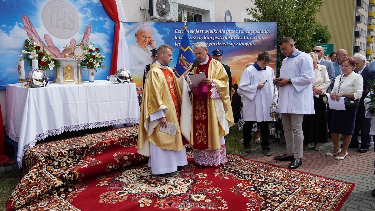 Procesja Bożego Ciała w sanktuarium pw. św. Antoniego Padewskiego [19.06.2025] - zdjęcie #174 - eOstroleka.pl