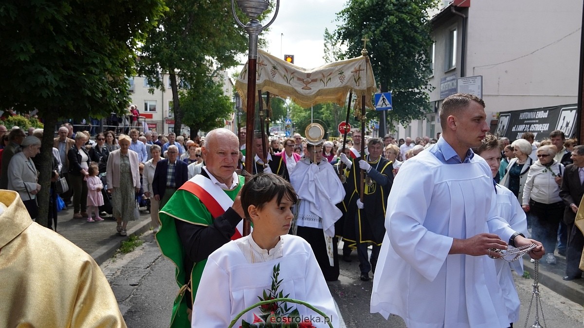 Procesja Bożego Ciała w sanktuarium pw. św. Antoniego Padewskiego [19.06.2025] - zdjęcie #149 - eOstroleka.pl