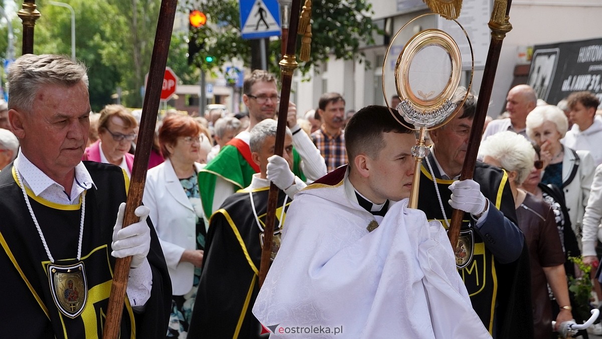 Procesja Bożego Ciała w sanktuarium pw. św. Antoniego Padewskiego [19.06.2025] - zdjęcie #147 - eOstroleka.pl