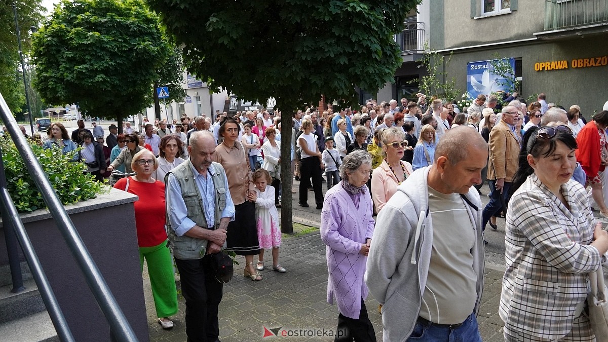 Procesja Bożego Ciała w sanktuarium pw. św. Antoniego Padewskiego [19.06.2025] - zdjęcie #1 - eOstroleka.pl