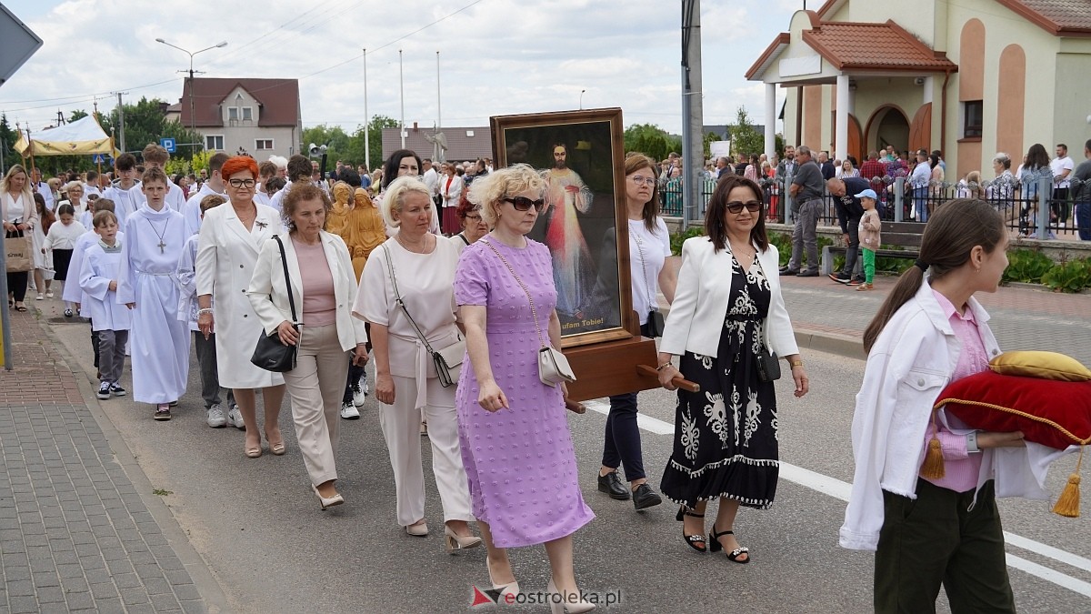 Procesja Bożego Ciała w parafii pw. NMP Królowej Rodzin [19.06.2025] - zdjęcie #178 - eOstroleka.pl