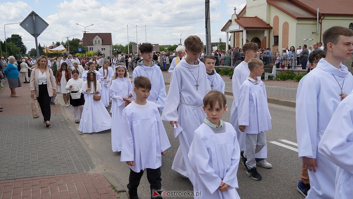 Procesja Bożego Ciała w parafii pw. NMP Królowej Rodzin [19.06.2025] - zdjęcie #172 - eOstroleka.pl