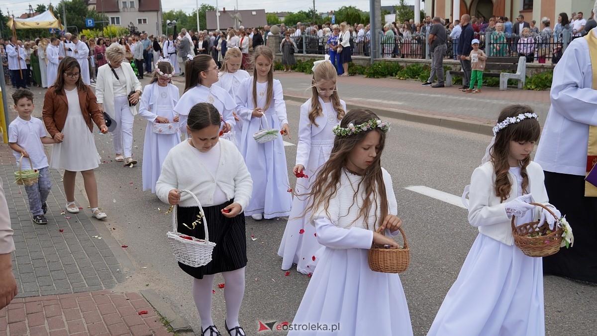 Procesja Bożego Ciała w parafii pw. NMP Królowej Rodzin [19.06.2025] - zdjęcie #170 - eOstroleka.pl