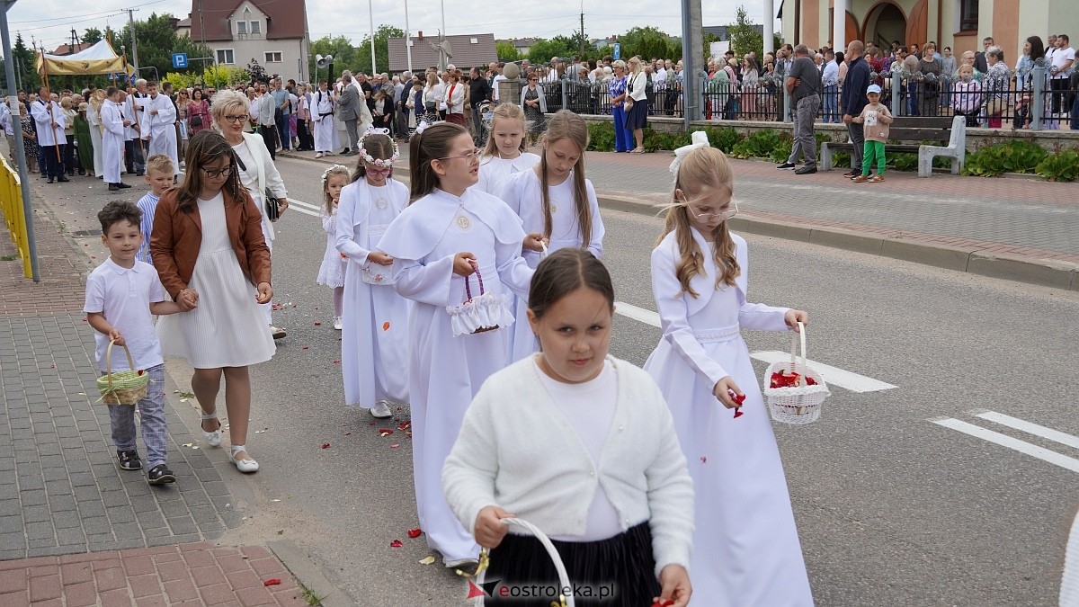 Procesja Bożego Ciała w parafii pw. NMP Królowej Rodzin [19.06.2025] - zdjęcie #169 - eOstroleka.pl