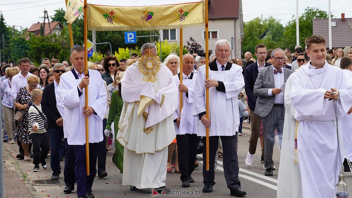 Procesja Bożego Ciała w parafii pw. NMP Królowej Rodzin [19.06.2025] - zdjęcie #168 - eOstroleka.pl