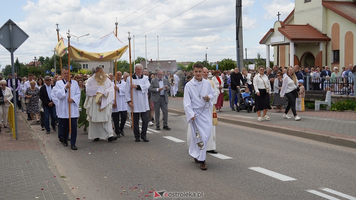 Procesja Bożego Ciała w parafii pw. NMP Królowej Rodzin [19.06.2025] - zdjęcie #164 - eOstroleka.pl