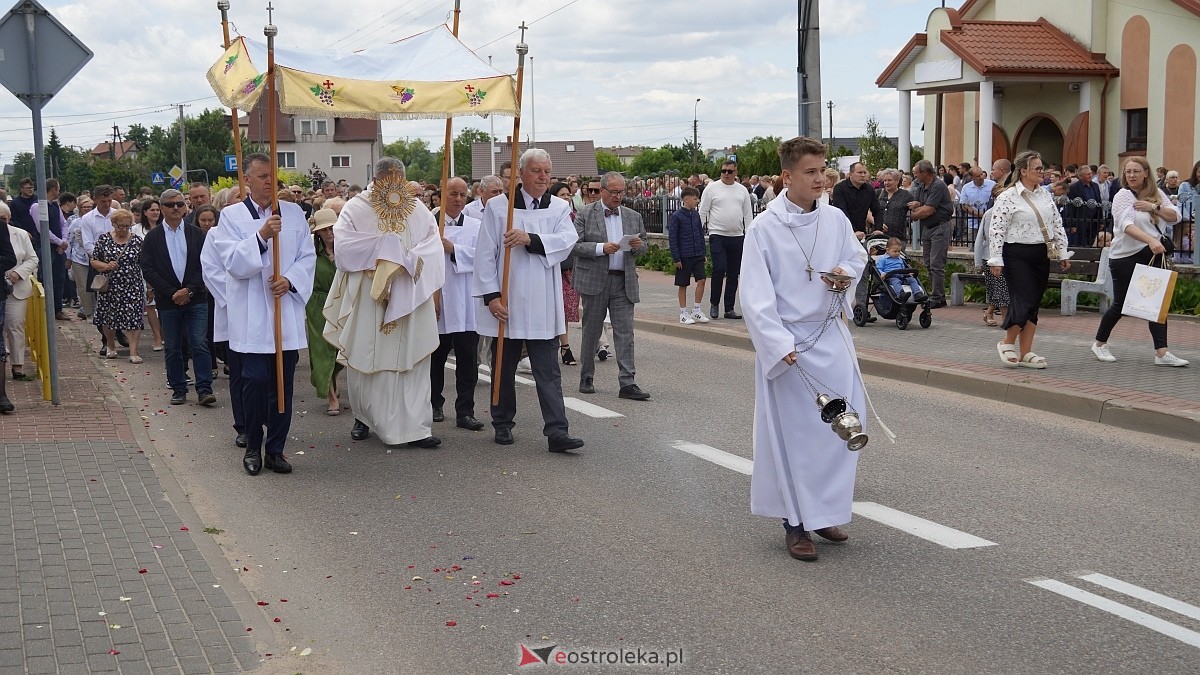 Procesja Bożego Ciała w parafii pw. NMP Królowej Rodzin [19.06.2025] - zdjęcie #163 - eOstroleka.pl