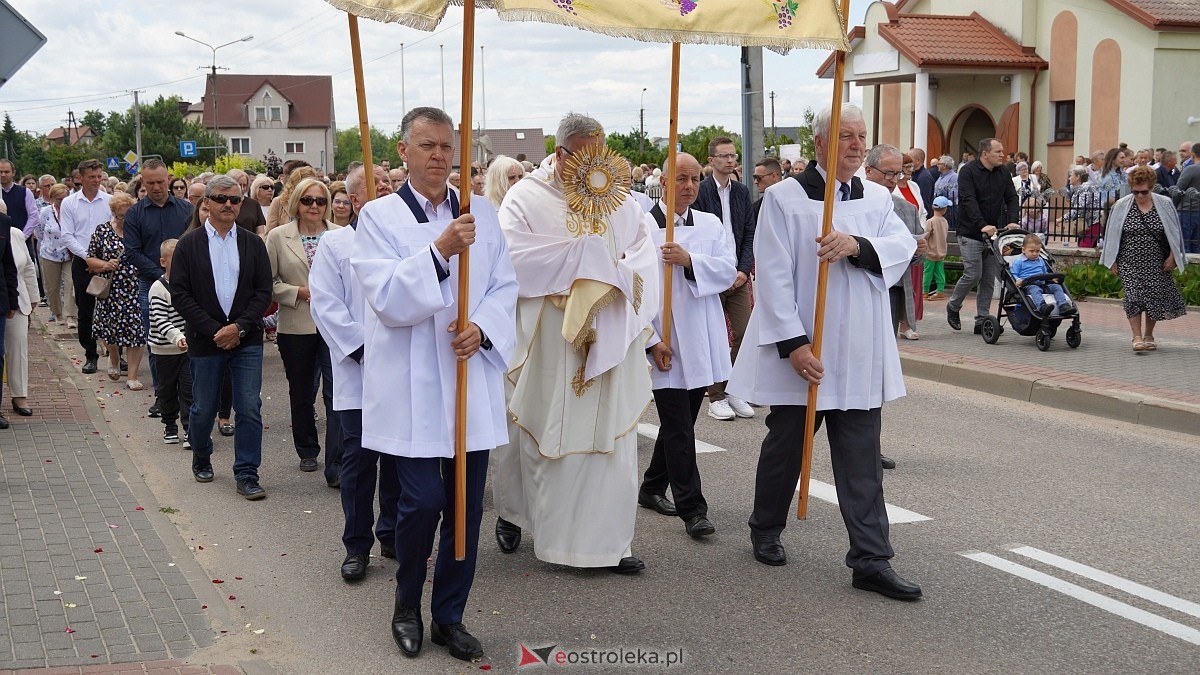 Procesja Bożego Ciała w parafii pw. NMP Królowej Rodzin [19.06.2025] - zdjęcie #160 - eOstroleka.pl