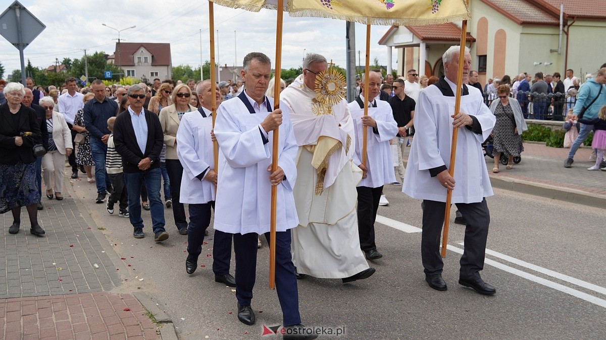 Procesja Bożego Ciała w parafii pw. NMP Królowej Rodzin [19.06.2025] - zdjęcie #159 - eOstroleka.pl