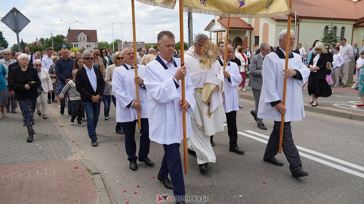 Procesja Bożego Ciała w parafii pw. NMP Królowej Rodzin [19.06.2025] - zdjęcie #158 - eOstroleka.pl