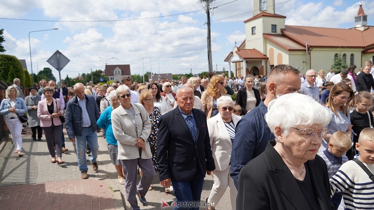 Procesja Bożego Ciała w parafii pw. NMP Królowej Rodzin [19.06.2025] - zdjęcie #154 - eOstroleka.pl