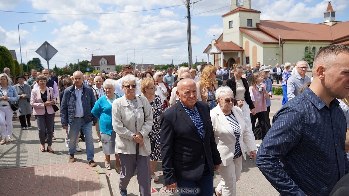 Procesja Bożego Ciała w parafii pw. NMP Królowej Rodzin [19.06.2025] - zdjęcie #152 - eOstroleka.pl