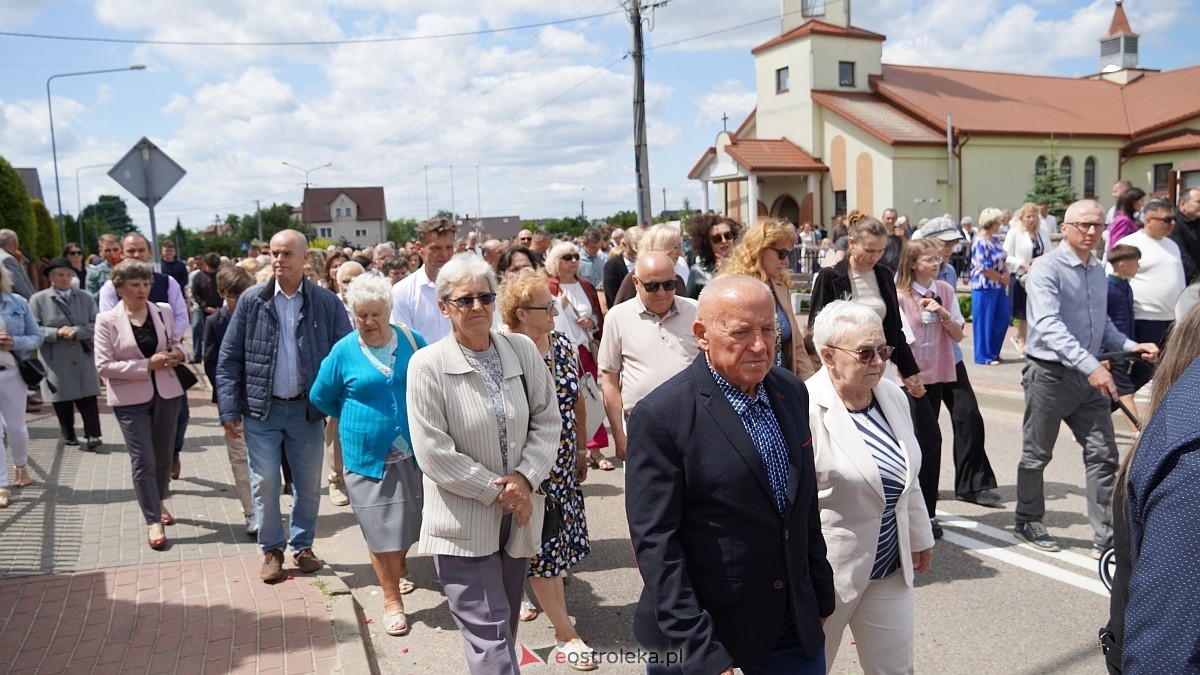 Procesja Bożego Ciała w parafii pw. NMP Królowej Rodzin [19.06.2025] - zdjęcie #149 - eOstroleka.pl