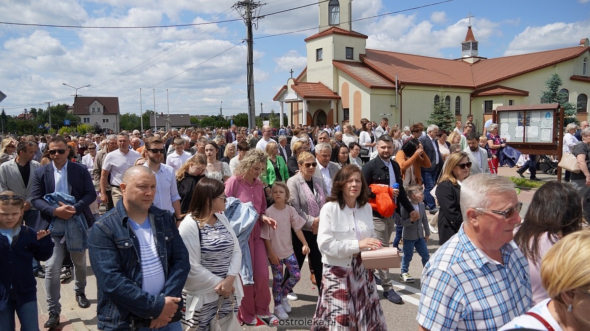 Procesja Bożego Ciała w parafii pw. NMP Królowej Rodzin [19.06.2025] - zdjęcie #145 - eOstroleka.pl