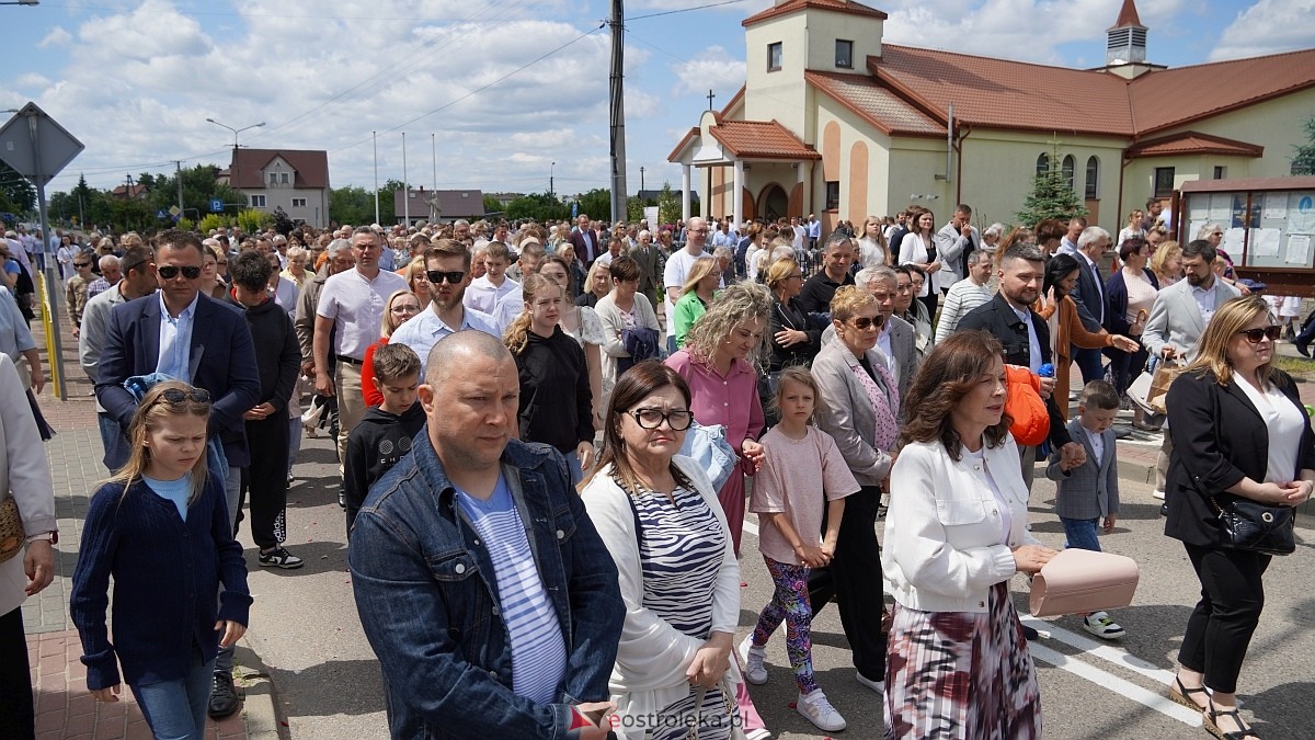 Procesja Bożego Ciała w parafii pw. NMP Królowej Rodzin [19.06.2025] - zdjęcie #143 - eOstroleka.pl