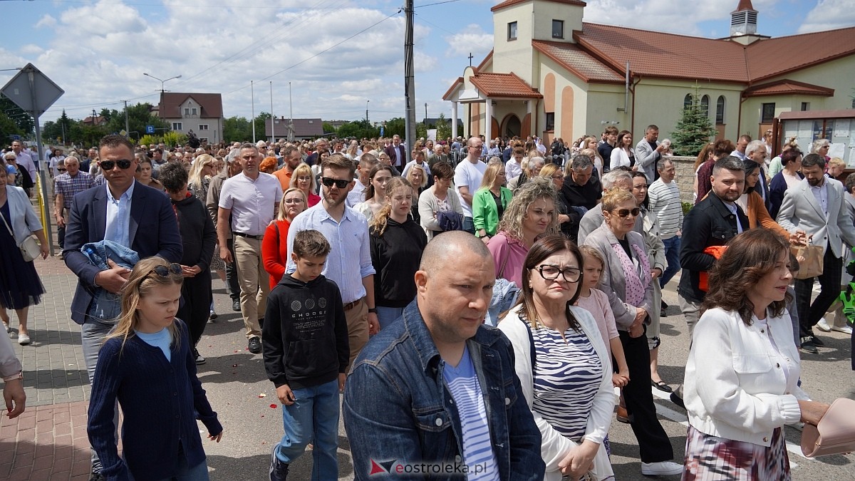 Procesja Bożego Ciała w parafii pw. NMP Królowej Rodzin [19.06.2025] - zdjęcie #141 - eOstroleka.pl