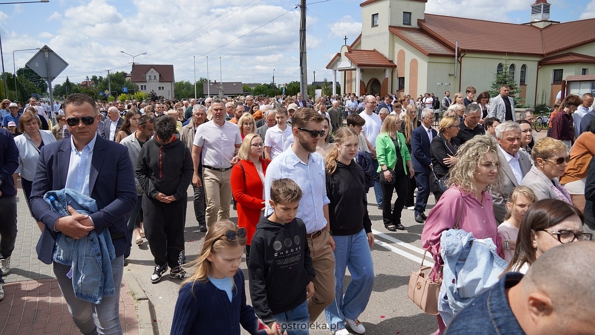 Procesja Bożego Ciała w parafii pw. NMP Królowej Rodzin [19.06.2025] - zdjęcie #139 - eOstroleka.pl