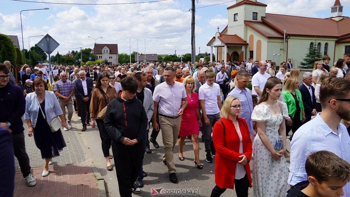 Procesja Bożego Ciała w parafii pw. NMP Królowej Rodzin [19.06.2025] - zdjęcie #135 - eOstroleka.pl