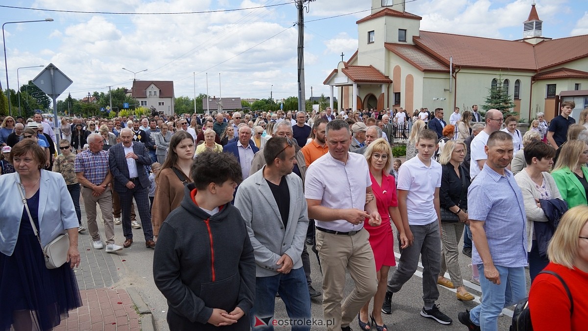 Procesja Bożego Ciała w parafii pw. NMP Królowej Rodzin [19.06.2025] - zdjęcie #131 - eOstroleka.pl